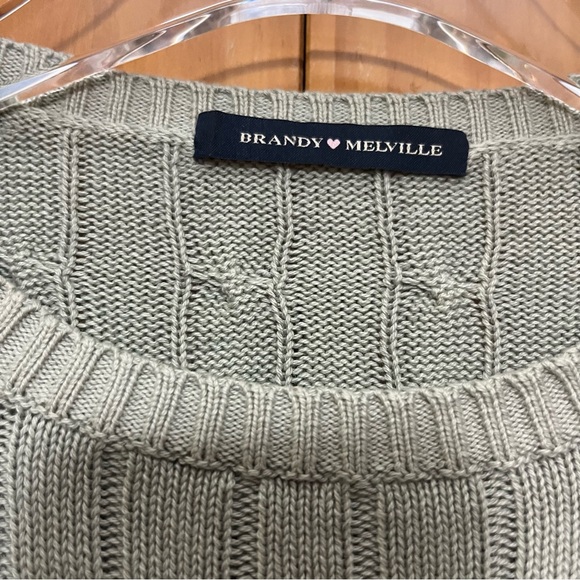 Brandy Melville Gray Cable Knit Sweater Size Medium - Picture 2 of 9